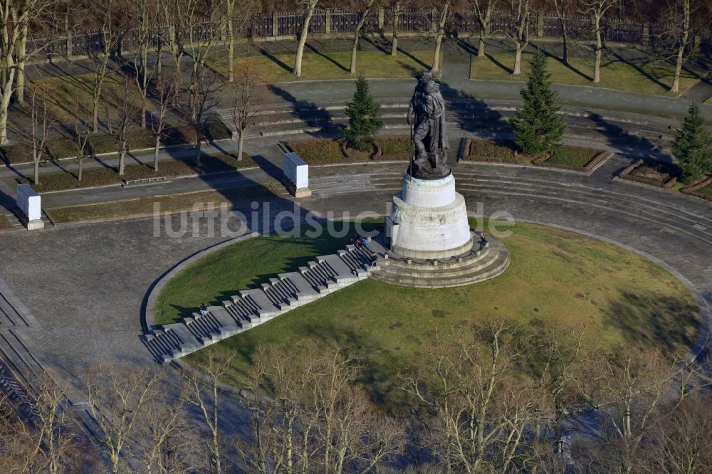 Berlin Treptow von oben - Sowjetisches - russisches Kriegerdenkmal - Ehrenmal im Treptower Park in Berlin im Bundesland Berlin