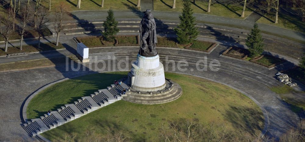 Berlin Treptow aus der Vogelperspektive: Sowjetisches - russisches Kriegerdenkmal - Ehrenmal im Treptower Park in Berlin im Bundesland Berlin