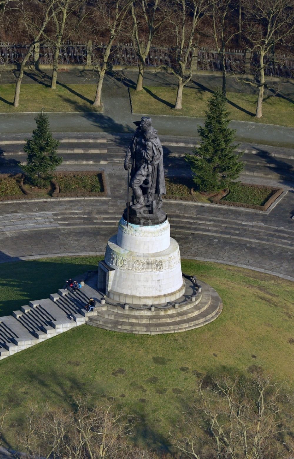 Luftbild Berlin Treptow - Sowjetisches - russisches Kriegerdenkmal - Ehrenmal im Treptower Park in Berlin im Bundesland Berlin