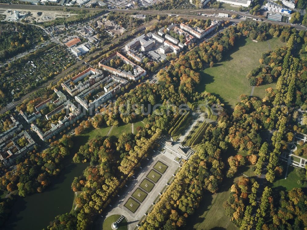 Luftaufnahme Berlin Treptow - Sowjetisches - russisches Kriegerdenkmal - Ehrenmal im Treptower Park in Berlin im Bundesland Berlin