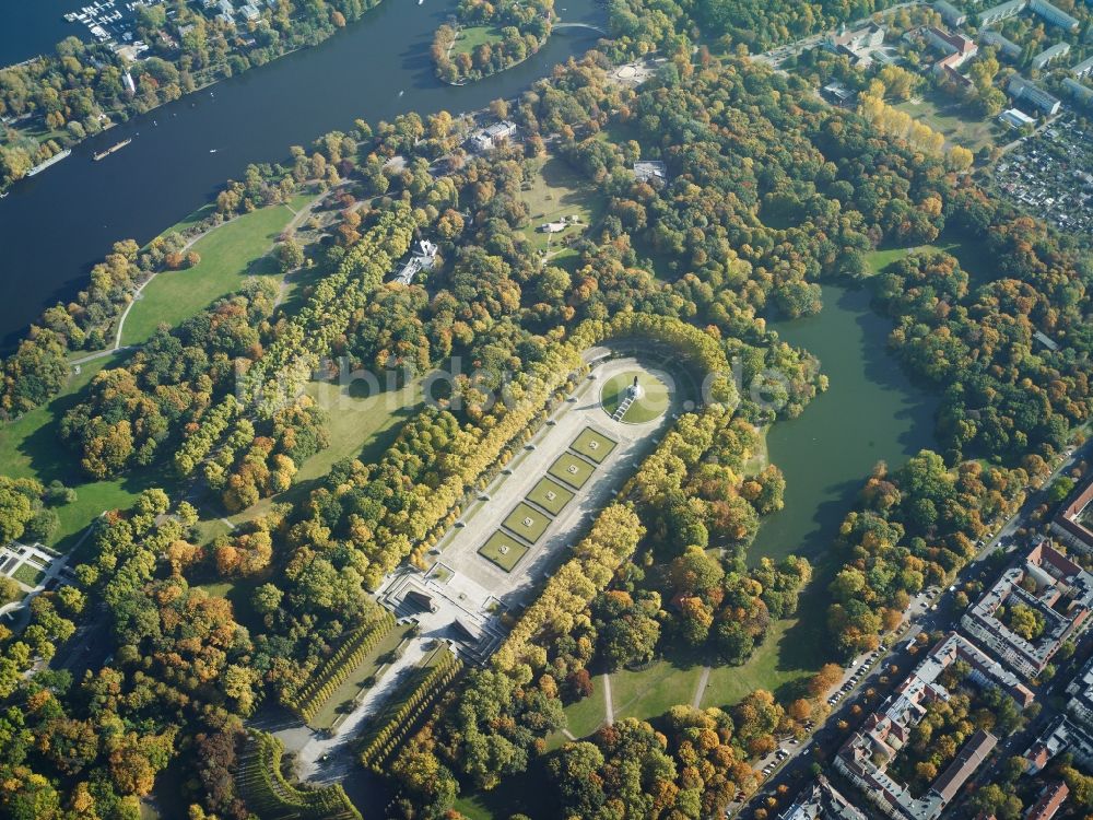 Berlin Treptow von oben - Sowjetisches - russisches Kriegerdenkmal - Ehrenmal im Treptower Park in Berlin im Bundesland Berlin