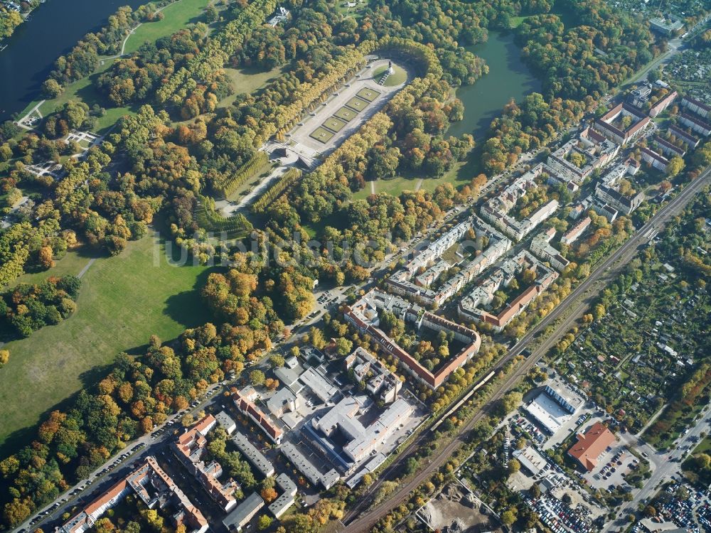 Berlin Treptow aus der Vogelperspektive: Sowjetisches - russisches Kriegerdenkmal - Ehrenmal im Treptower Park in Berlin im Bundesland Berlin