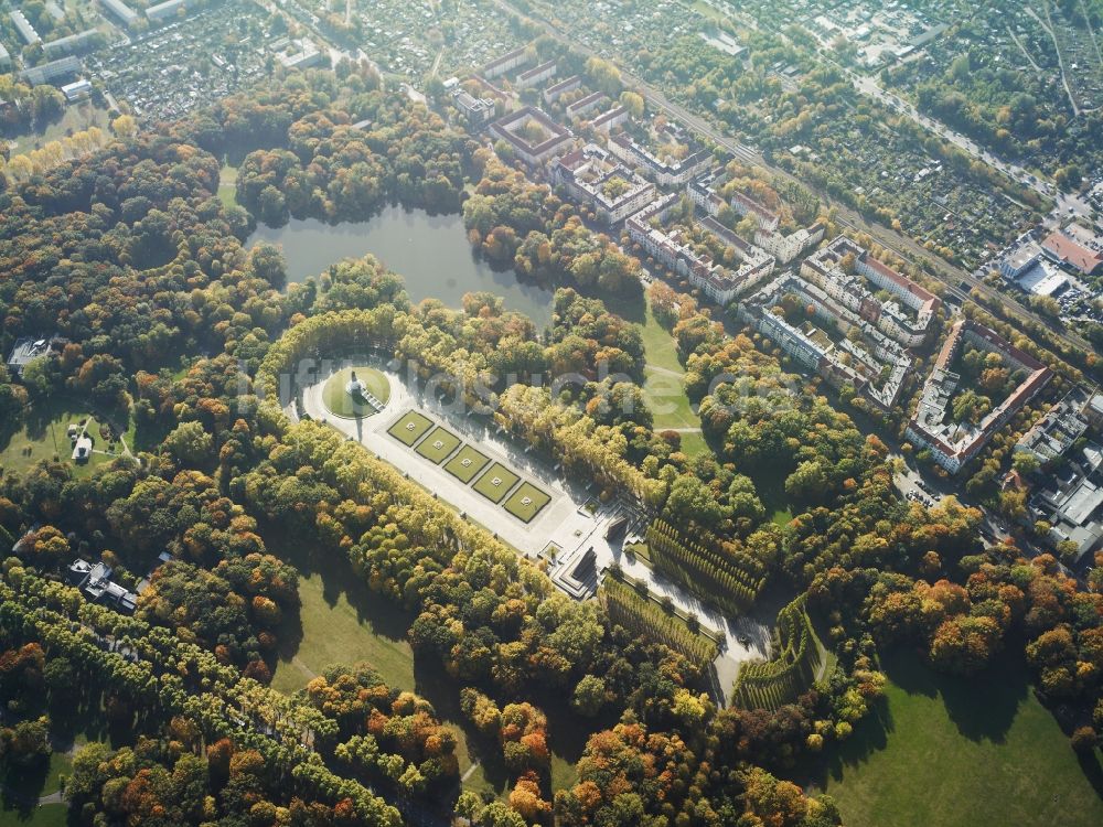 Luftbild Berlin Treptow - Sowjetisches - russisches Kriegerdenkmal - Ehrenmal im Treptower Park in Berlin im Bundesland Berlin