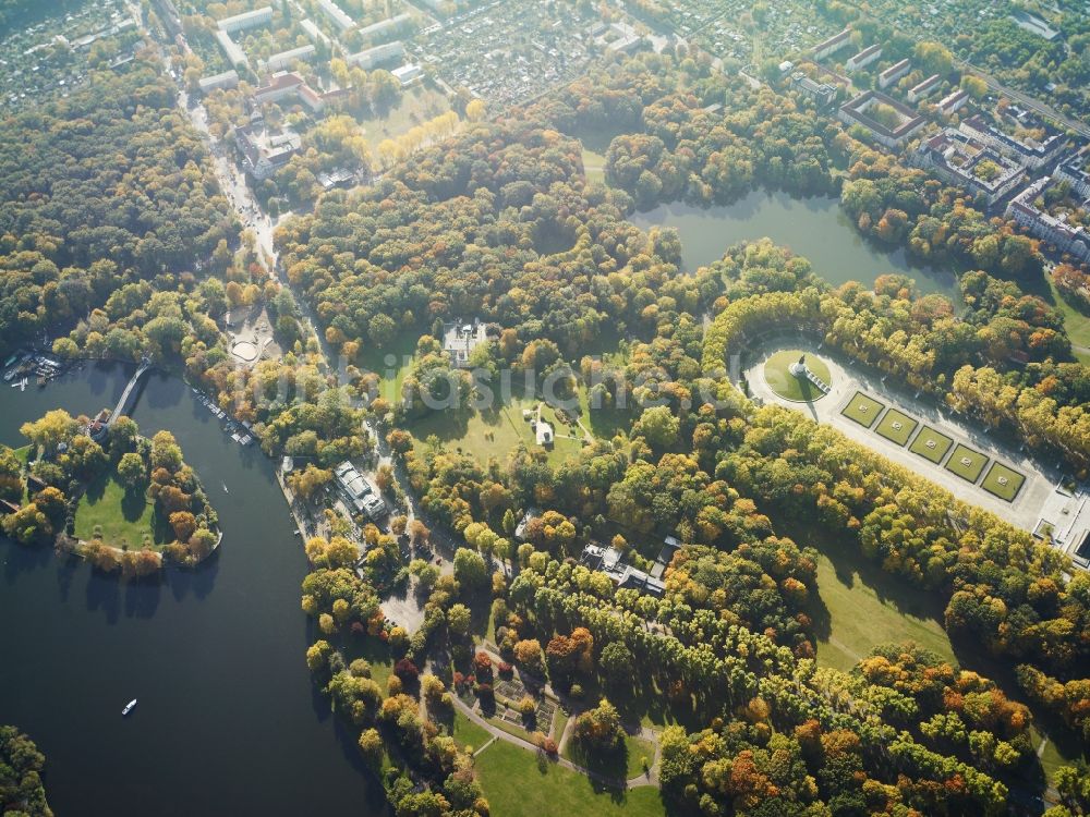 Luftaufnahme Berlin Treptow - Sowjetisches - russisches Kriegerdenkmal - Ehrenmal im Treptower Park in Berlin im Bundesland Berlin