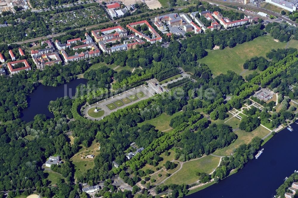 Luftbild Berlin - Sowjetisches - russisches Kriegerdenkmal - Ehrenmal im Treptower Park in Berlin im Bundesland Berlin