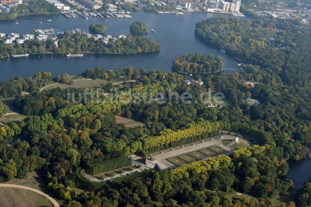 Luftaufnahme Berlin - Sowjetisches - russisches Kriegerdenkmal - Ehrenmal im Treptower Park in Berlin im Bundesland Berlin