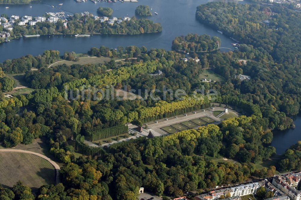 Berlin von oben - Sowjetisches - russisches Kriegerdenkmal - Ehrenmal im Treptower Park in Berlin im Bundesland Berlin