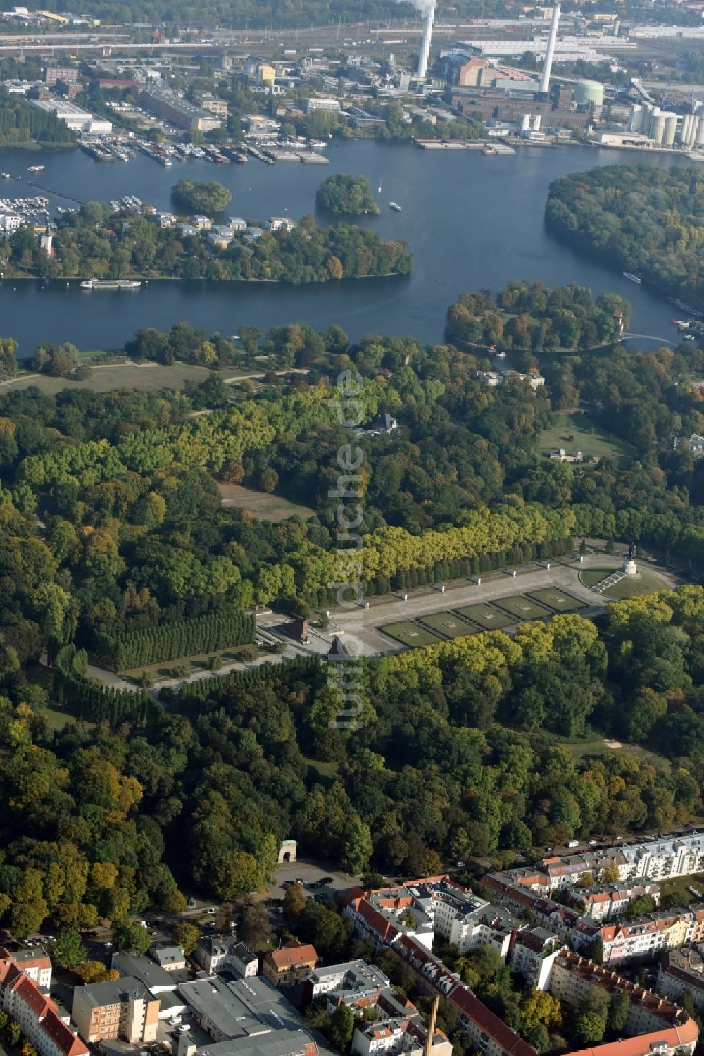 Berlin aus der Vogelperspektive: Sowjetisches - russisches Kriegerdenkmal - Ehrenmal im Treptower Park in Berlin im Bundesland Berlin