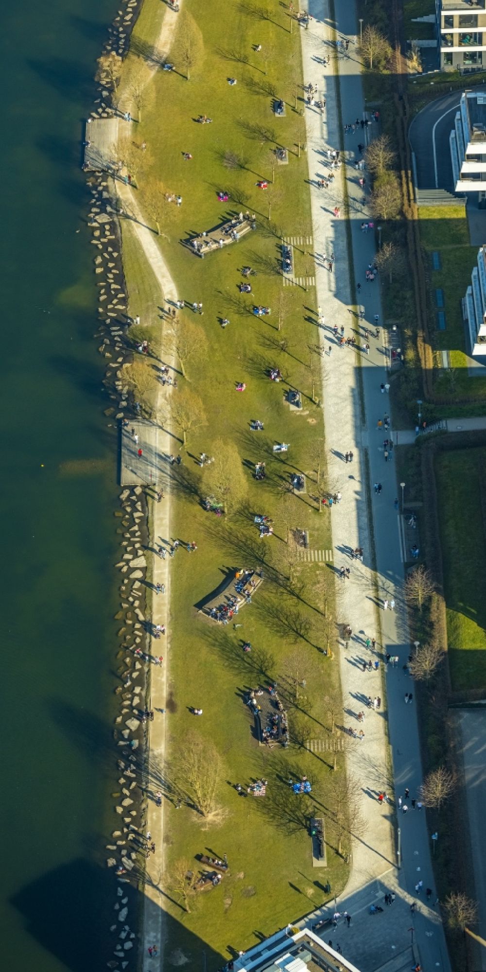 Luftaufnahme Dortmund - Spaziergänger an einer Wiese am Phoenix-See im Ortsteil Hörde in Dortmund im Bundesland Nordrhein-Westfalen, Deutschland