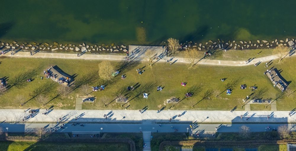Luftbild Dortmund - Spaziergänger an einer Wiese am Phoenix-See im Ortsteil Hörde in Dortmund im Bundesland Nordrhein-Westfalen, Deutschland