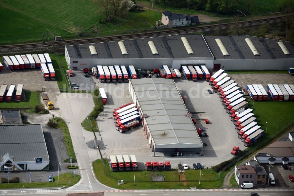Luftaufnahme Boutersem - Speditions- Gebäude der Logistik- und Transportfirma Transmet Vervoer am Leuvensesteenweg in Boutersem in Vlaanderen, Belgien