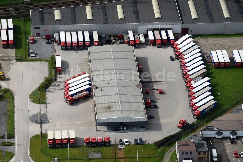 Boutersem von oben - Speditions- Gebäude der Logistik- und Transportfirma Transmet Vervoer am Leuvensesteenweg in Boutersem in Vlaanderen, Belgien