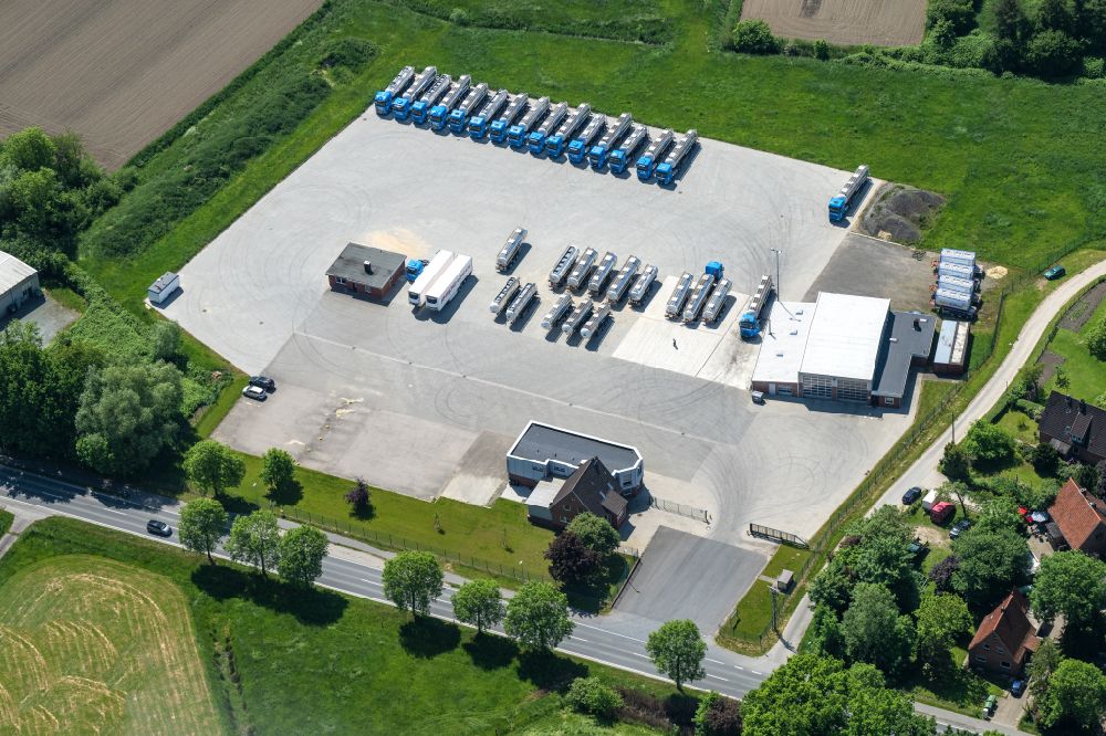 Luftbild Stade - Speditions- Gebäude der mit Parkflächen der Transportfirma Köllner in Stade-Schnee im Bundesland Niedersachsen, Deutschland