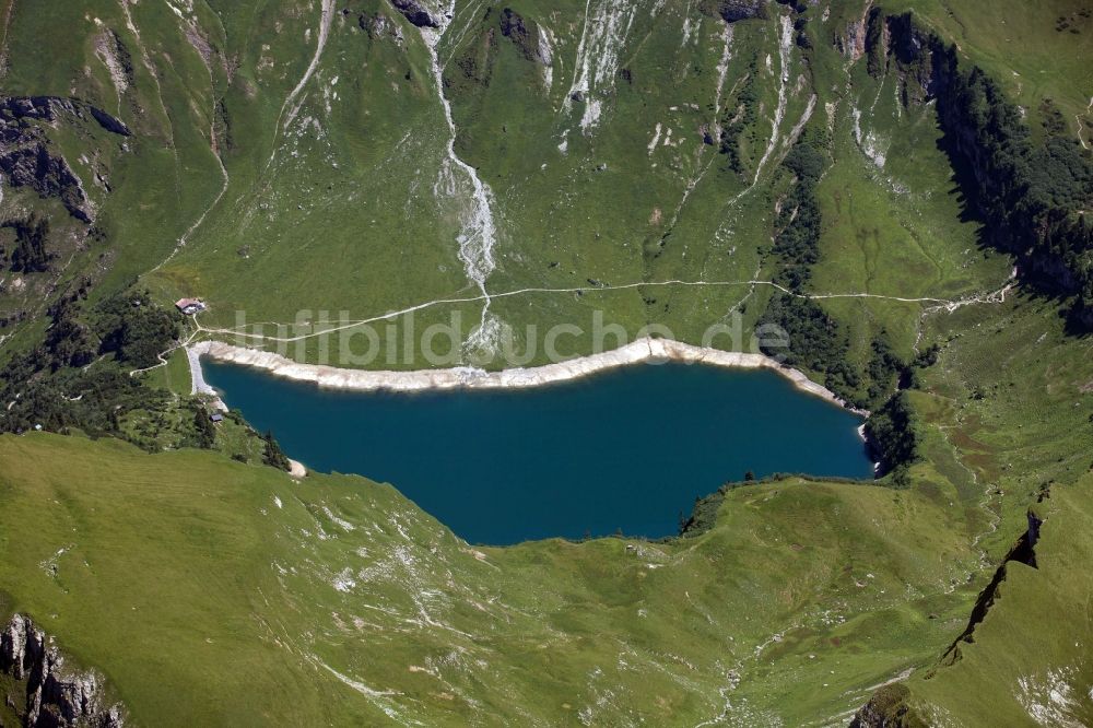 Gemeinde Reutte aus der Vogelperspektive: Speichersee Tauferalpe in der Alpen- Gemeinde Reutte in Österreich