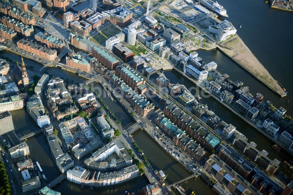 Luftbild Hamburg - Speicherstadt mit Hafencity am Ufer der Elbe am Kaiserkai in Hamburg