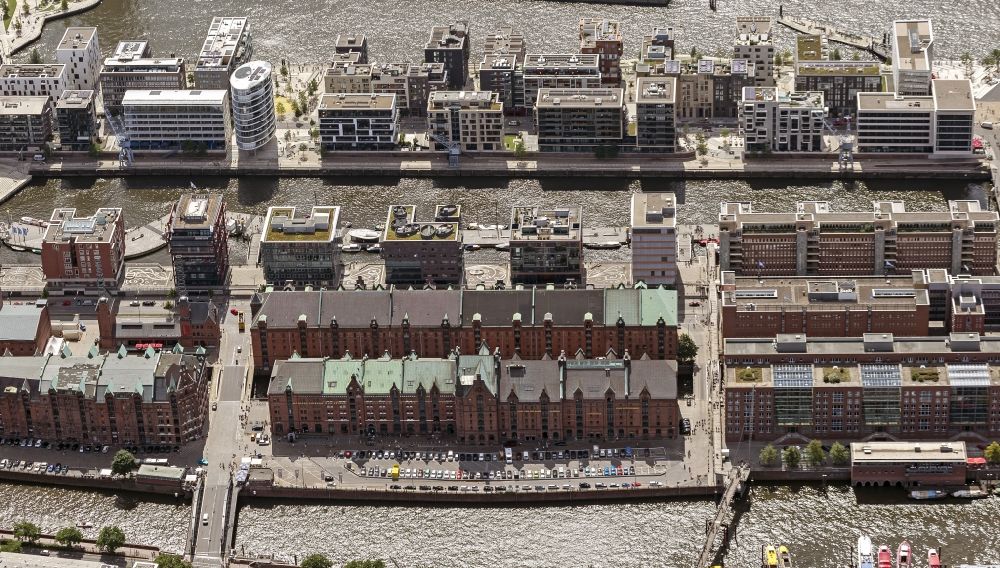 Hamburg aus der Vogelperspektive: Speicherstadt am Ufer der Elbe am Kaiserkai im Hamburger Hafen