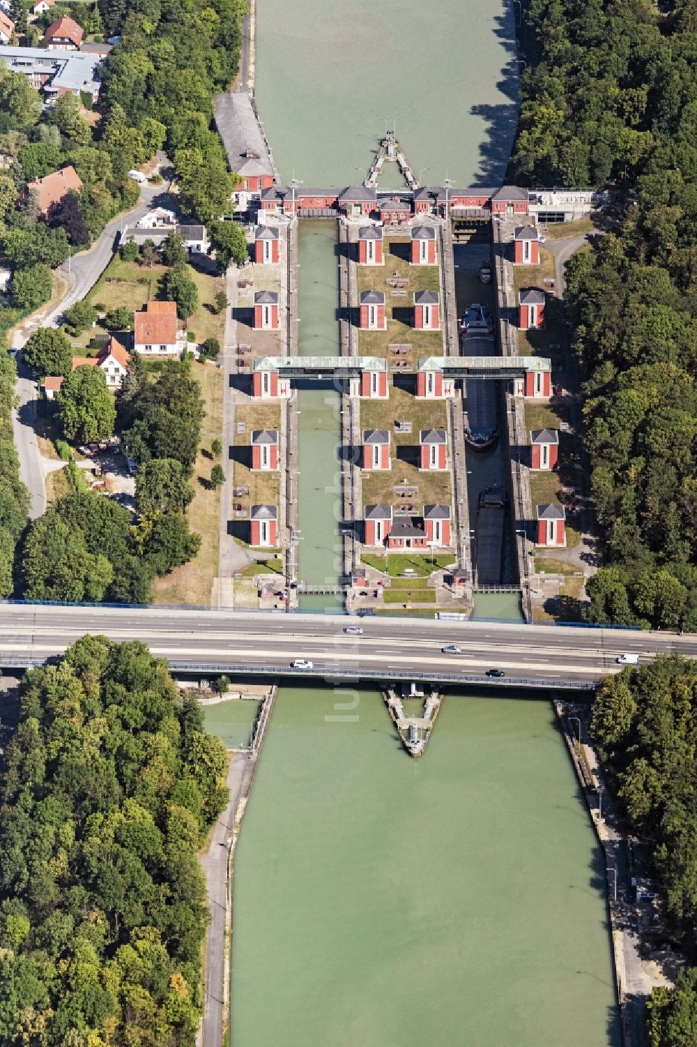 Sehnde von oben - Sperrwerk- Schleusenanlagen Anderten am Mittelkanal in Sehnde im Bundesland Niedersachsen, Deutschland