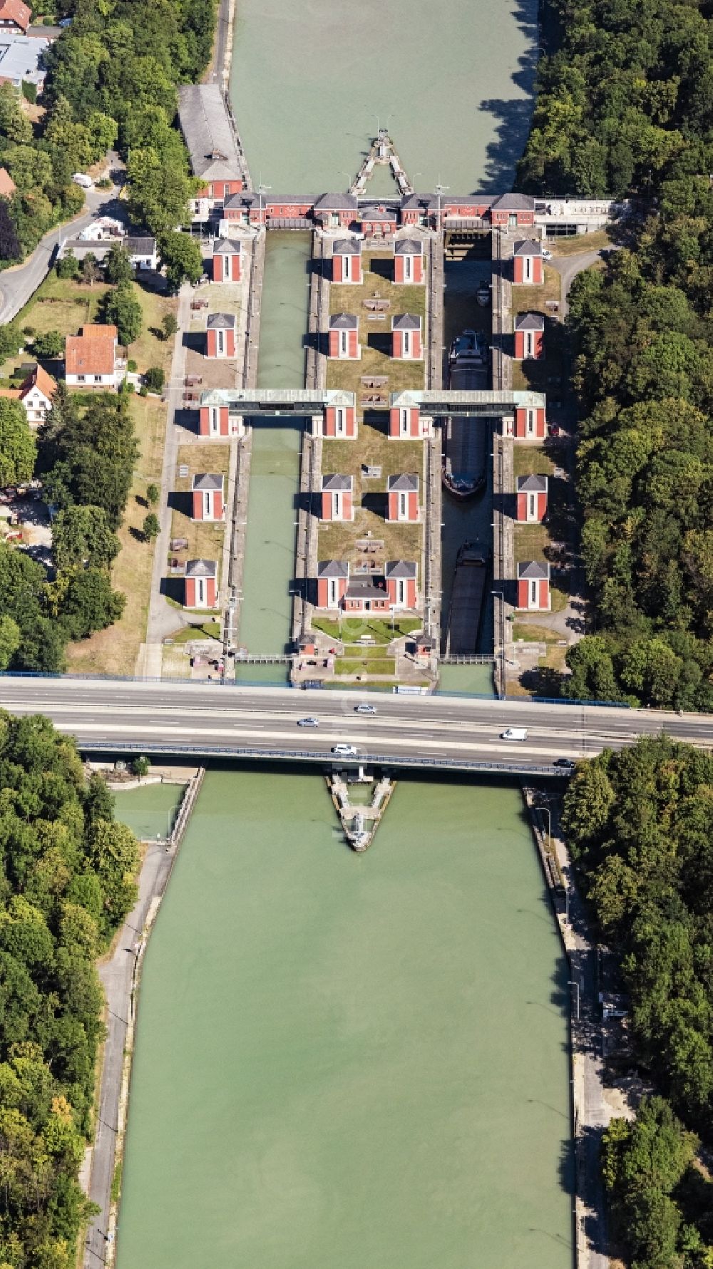 Sehnde aus der Vogelperspektive: Sperrwerk- Schleusenanlagen Anderten am Mittelkanal in Sehnde im Bundesland Niedersachsen, Deutschland