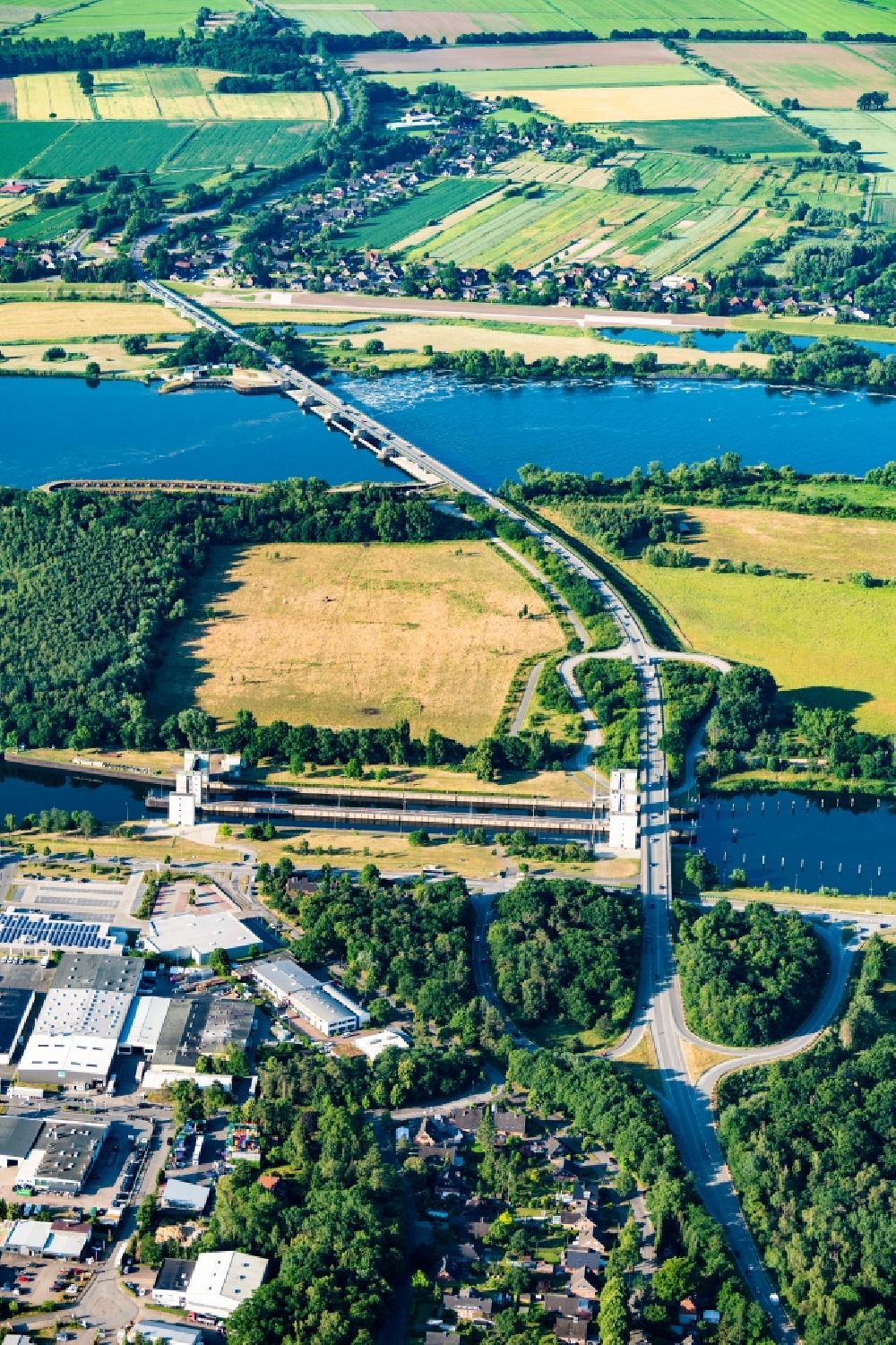 Geesthacht von oben - Sperrwerk- Schleusenanlagen Elbe in Geesthacht im Bundesland Schleswig-Holstein, Deutschland