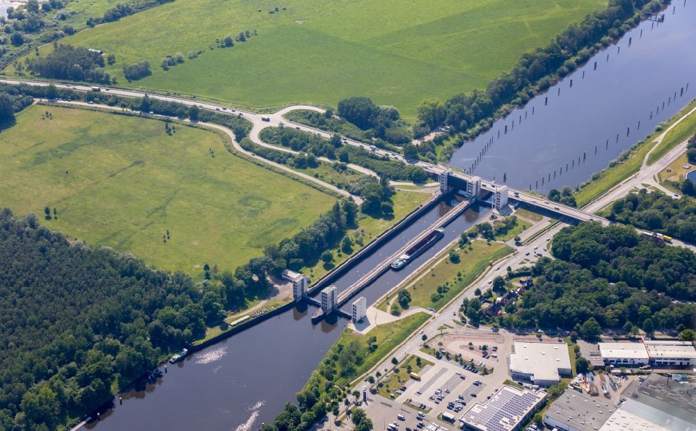 Geesthacht aus der Vogelperspektive: Sperrwerk- Schleusenanlagen Elbe in Geesthacht im Bundesland Schleswig-Holstein, Deutschland