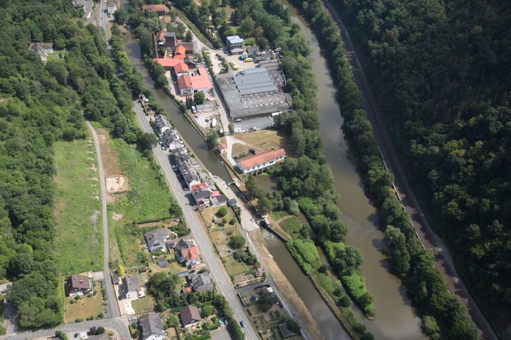 Luftbild Fachbach - Sperrwerk- Schleusenanlagen an der Lahn im Ortsteil Auf der Oberau in Fachbach im Bundesland Rheinland-Pfalz, Deutschland