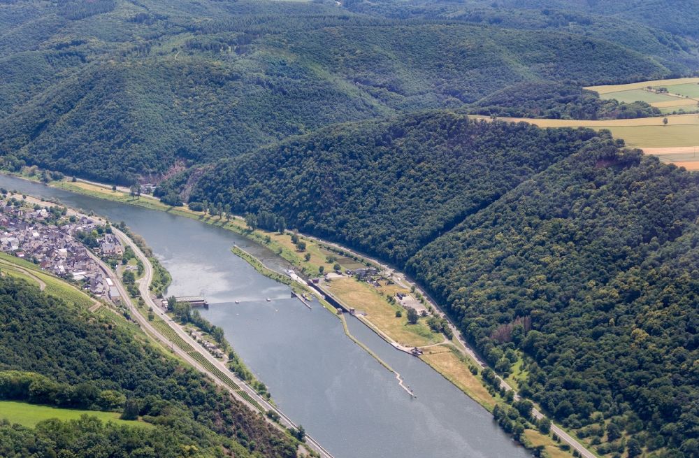 Treis-Karden von oben - Sperrwerk- Schleusenanlagen der Mosel in Müden (Mosel) im Bundesland Rheinland-Pfalz, Deutschland