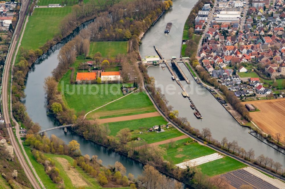 Luftaufnahme Horkheim - Sperrwerk- Schleusenanlagen am Neckar bei Heilbronn in Horkheim im Bundesland Baden-Württemberg, Deutschland