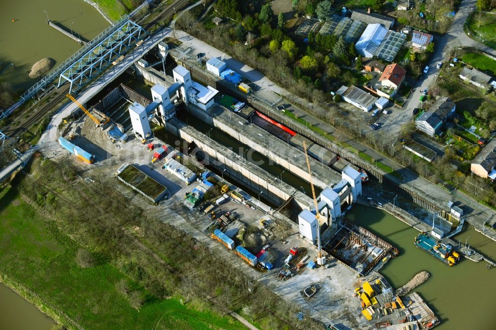 Mannheim von oben - Sperrwerk- Schleusenanlagen Neckarschleuse Feudenheim in Mannheim im Bundesland Baden-Württemberg, Deutschland