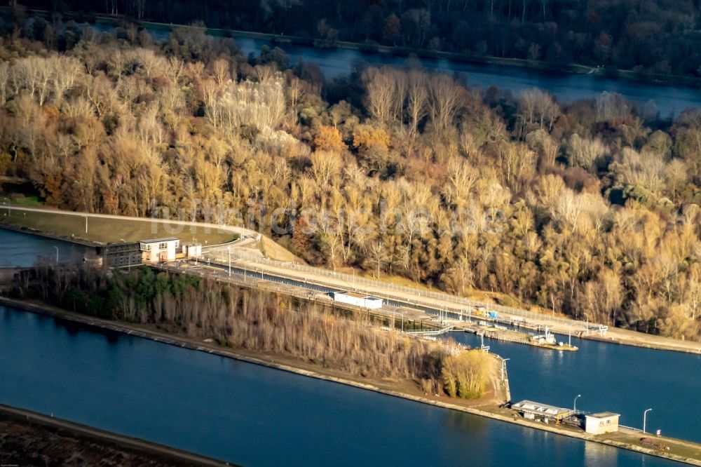 Rhinau aus der Vogelperspektive: Sperrwerk- Schleusenanlagen am Rhein in Rhinau in Grand Est, Frankreich