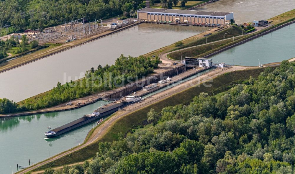 Luftaufnahme Diebolsheim - Sperrwerk- Schleusenanlagen und Rhinau Hydroelectric Plant an der Rhinau am Rhein in Diebolsheim in Grand Est, Frankreich