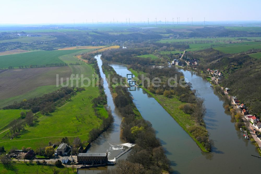 Wettin von oben - Sperrwerk- Schleusenanlagen der Schleuse am Flußverlauf der Saale in Wettin im Bundesland Sachsen-Anhalt, Deutschland
