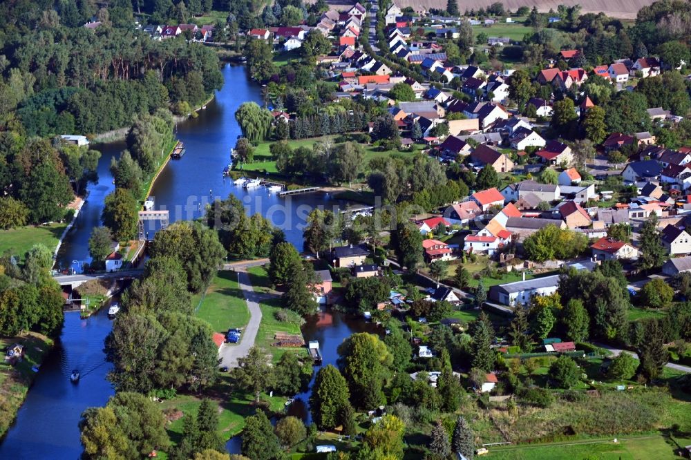 Luftaufnahme Bredereiche - Sperrwerk- Schleusenanlagen am Ufer der havel in Bredereiche im Bundesland Brandenburg, Deutschland