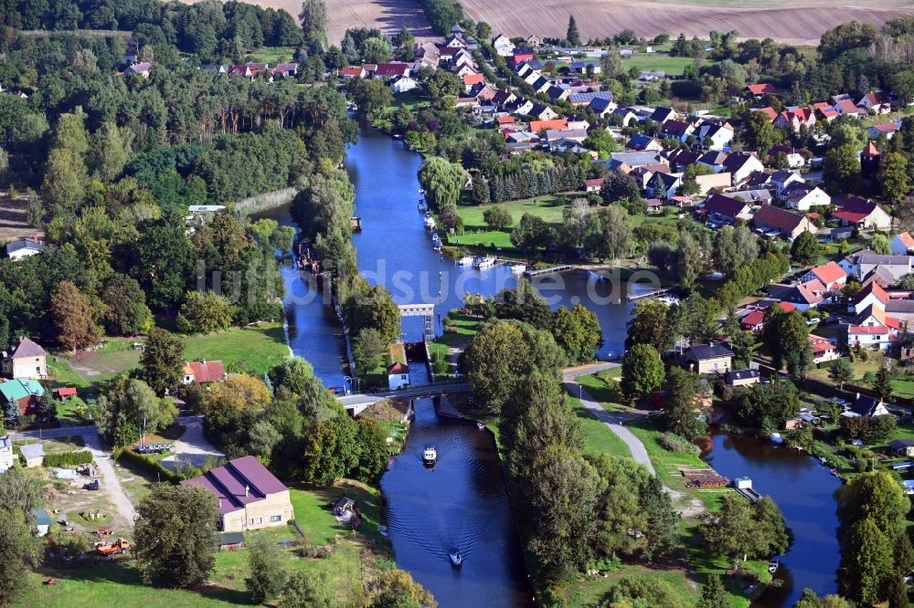 Luftbild Bredereiche - Sperrwerk- Schleusenanlagen am Ufer der havel in Bredereiche im Bundesland Brandenburg, Deutschland