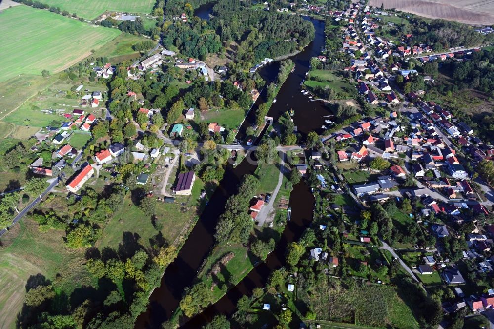 Luftaufnahme Bredereiche - Sperrwerk- Schleusenanlagen am Ufer der havel in Bredereiche im Bundesland Brandenburg, Deutschland