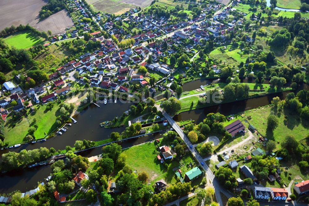 Bredereiche von oben - Sperrwerk- Schleusenanlagen am Ufer der havel in Bredereiche im Bundesland Brandenburg, Deutschland