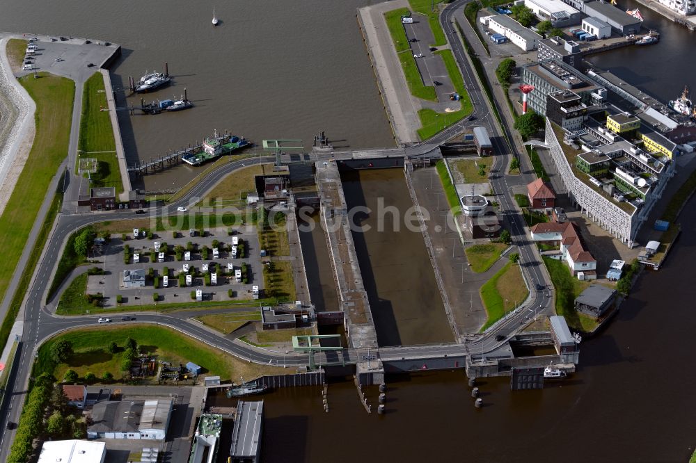 Bremerhaven aus der Vogelperspektive: Sperrwerk- Schleusenanlagen zwischen Geestemündung und Hafen in Bremerhaven im Bundesland Bremen, Deutschland