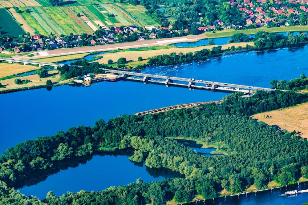 Geesthacht aus der Vogelperspektive: Sperrwerk Staustufe Elbe in Geesthacht im Bundesland Schleswig-Holstein, Deutschland