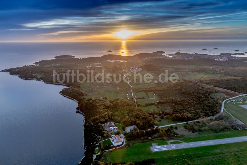 Luftaufnahme Vrsar - Spiegelung der untergehenden Sonne auf der Wasseroberfläche der Adria in Vrsar in Istirien - Istarska zupanija, Kroatien