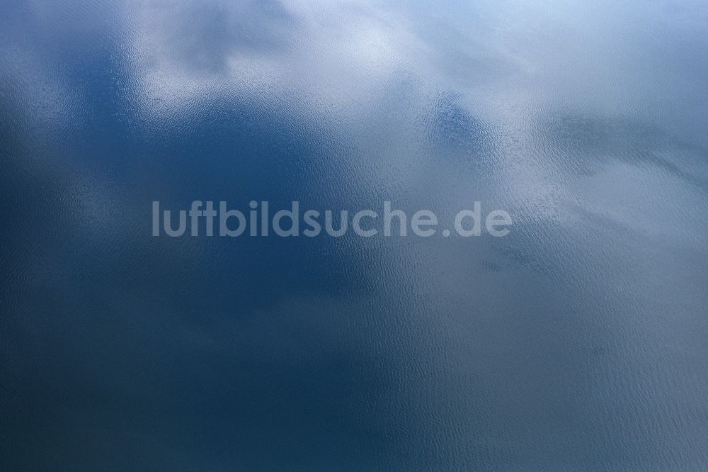 Luftaufnahme Herrsching am Ammersee - Spiegelung auf der Wasseroberfläche des Ammersee in Herrsching am Ammersee im Bundesland Bayern, Deutschland