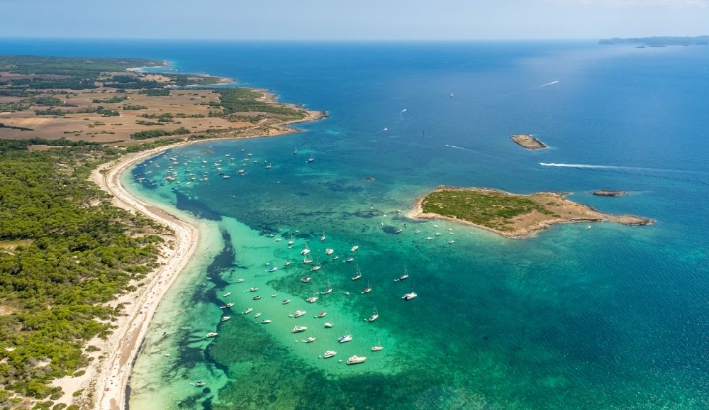 Luftbild Ses Salines - Spiegelung auf der Wasseroberfläche und Schiffe am Balearen-Meer in Ses Salines in Balearische Insel Mallorca, Spanien