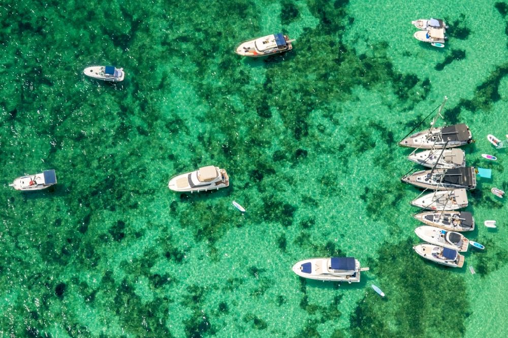 Luftbild Ses Salines - Spiegelung auf der Wasseroberfläche und Schiffe am Balearen-Meer in Ses Salines in Balearische Insel Mallorca, Spanien
