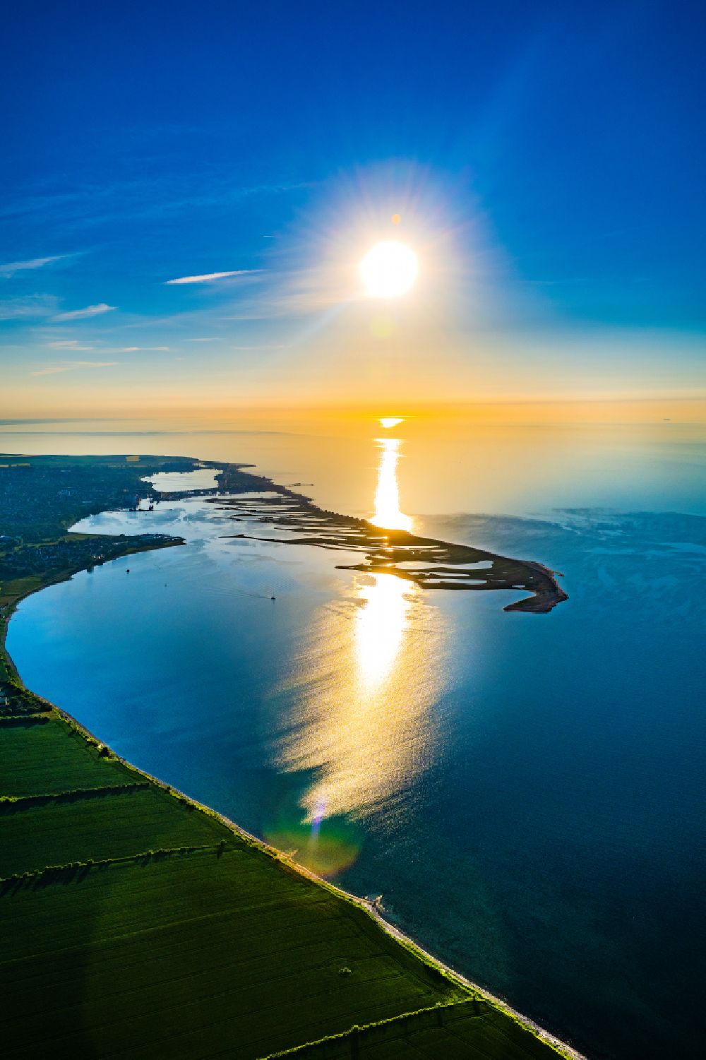Luftbild Großenbrode - Spiegelung auf der Wasseroberfläche in Großenbrode an der Ostseeküste im Bundesland Schleswig-Holstein, Deutschland