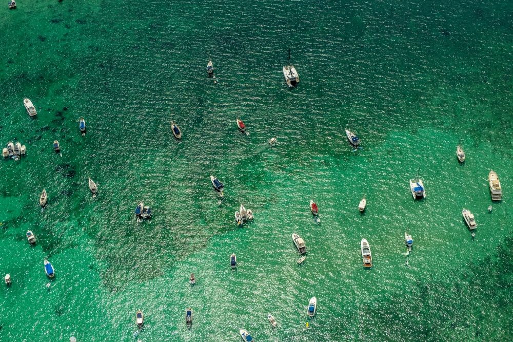 Luftaufnahme Ses Salines - Spiegelung auf der Wasseroberfläche und Schiffe am Balearen-Meer in Ses Salines in Balearische Insel Mallorca, Spanien