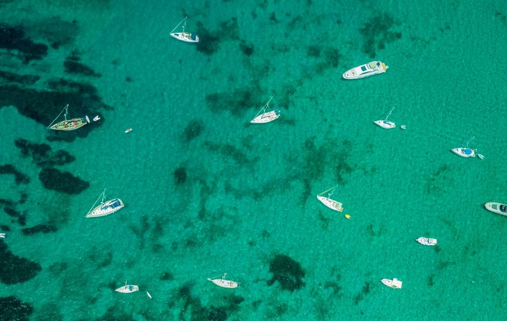 Luftbild Santa Ponsa - Spiegelung auf der Wasseroberfläche und Schiffe entlang der Meeres- Küste am Balearen-Meer in Santa Ponsa in Islas Baleares, Spanien