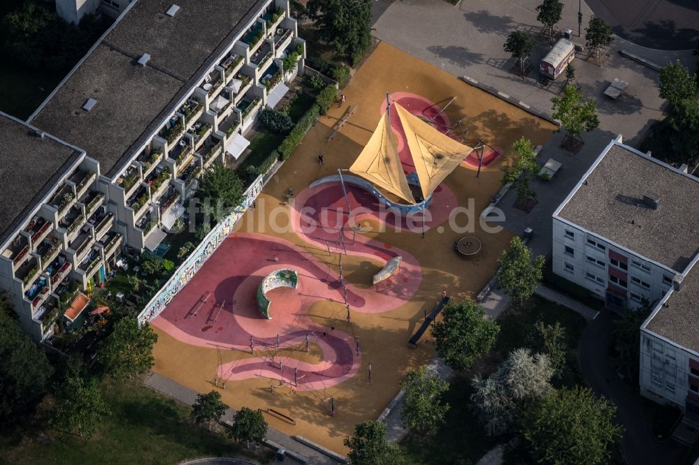 Würzburg aus der Vogelperspektive: Spielplatz Gummi-Spielplatz an der Römer Straße in Würzburg im Bundesland Bayern, Deutschland
