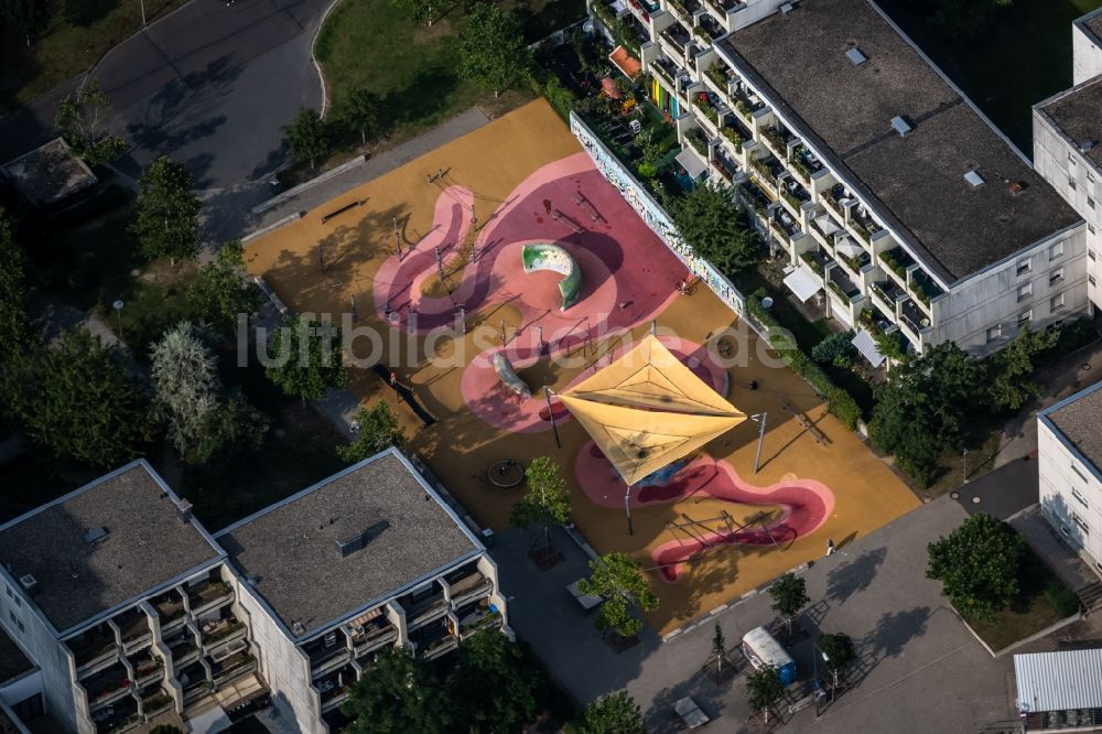 Luftbild Würzburg - Spielplatz Gummi-Spielplatz an der Römer Straße in Würzburg im Bundesland Bayern, Deutschland