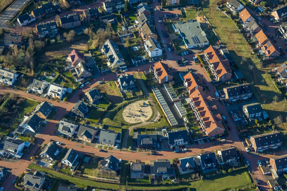 Luftbild Bottrop - Spielplatz an der Hellenstraße und Theo-Kleppe-Weg im Ortsteil Kirchhellen in Bottrop im Bundesland Nordrhein-Westfalen, Deutschland