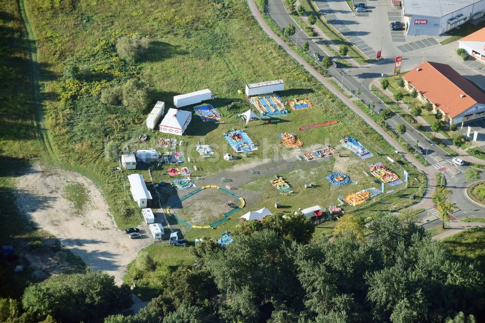 Luftaufnahme Teltow - Spielplatz mit Hüpfburgen und Luftrutschen in Teltow im Bundesland Brandenburg