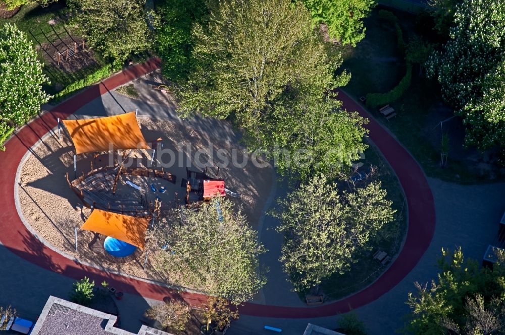 Luftaufnahme Erfurt - Spielplatz der Kindertagesstätte Arche Noah an der Bukarester Straße in Erfurt im Bundesland Thüringen, Deutschland