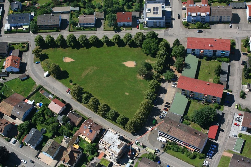 Luftaufnahme Schopfheim - Spielplatz mit Rasenfläche und Bolzplatz im Oberfeld in Schopfheim im Bundesland Baden-Württemberg, Deutschland